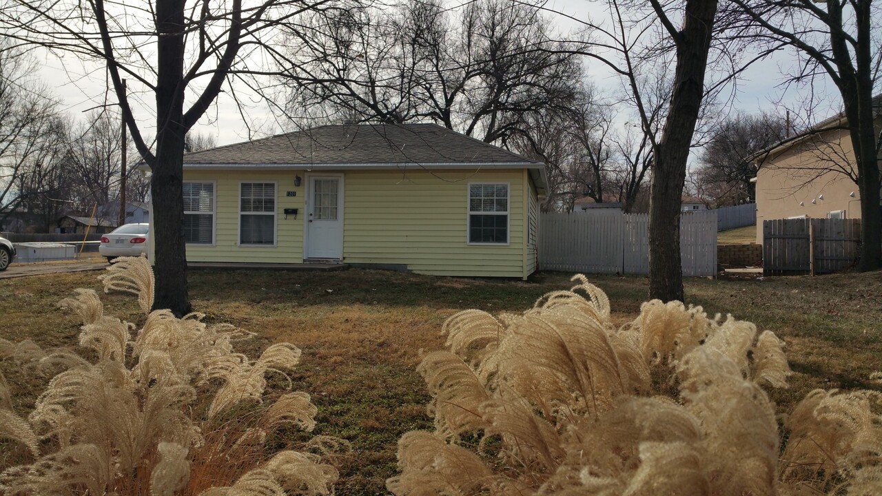 1201 SW 31st St in Topeka, KS - Building Photo