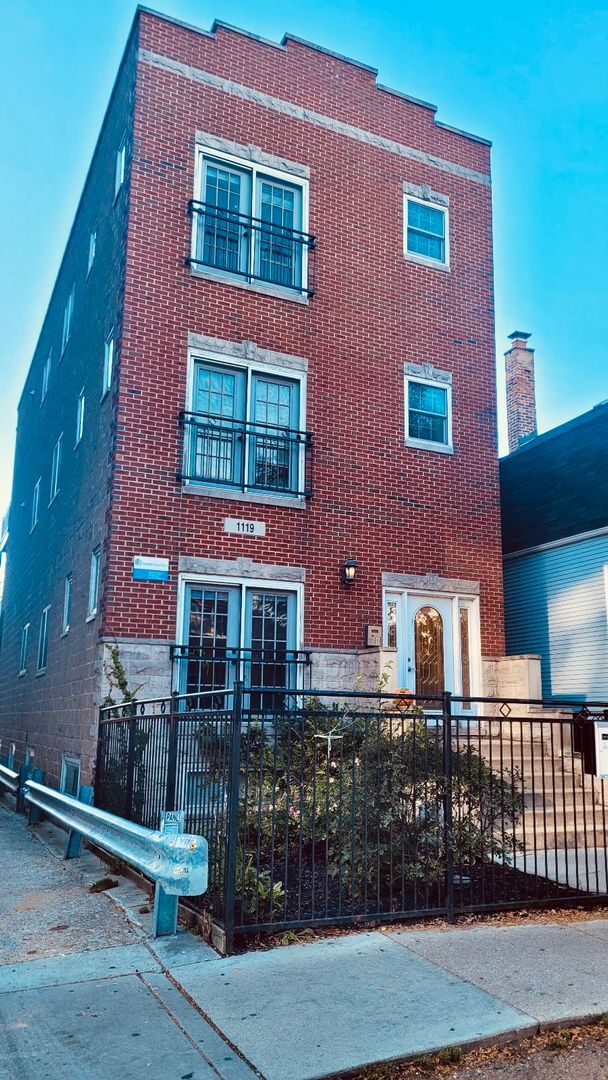 property at 1119 W Addison St