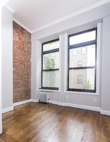 7 E 75th St, Unit LB in New York, NY - Foto de edificio - Building Photo