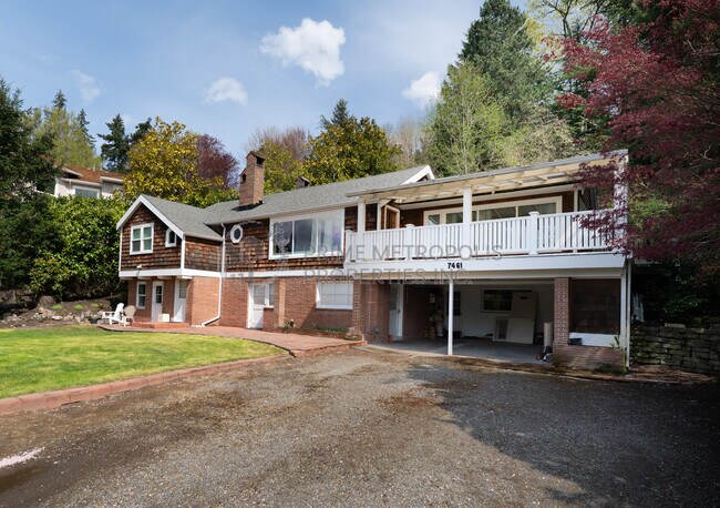 7461 W Mercer Way in Mercer Island, WA - Building Photo - Building Photo