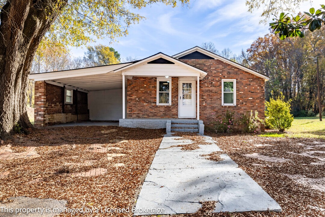 115 Crosstrax Ln in Badin, NC - Foto de edificio