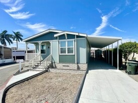 34 Elm Via in Anaheim, CA - Building Photo