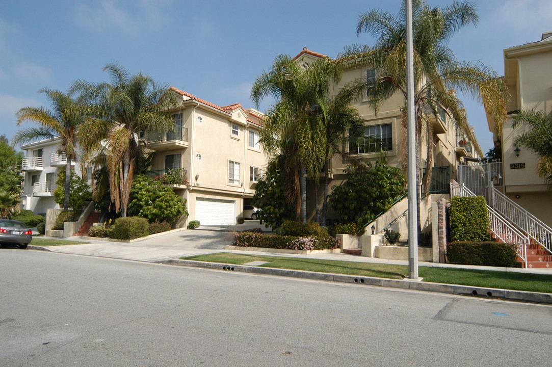 2317-2319 Miravista Ave in Montrose, CA - Foto de edificio