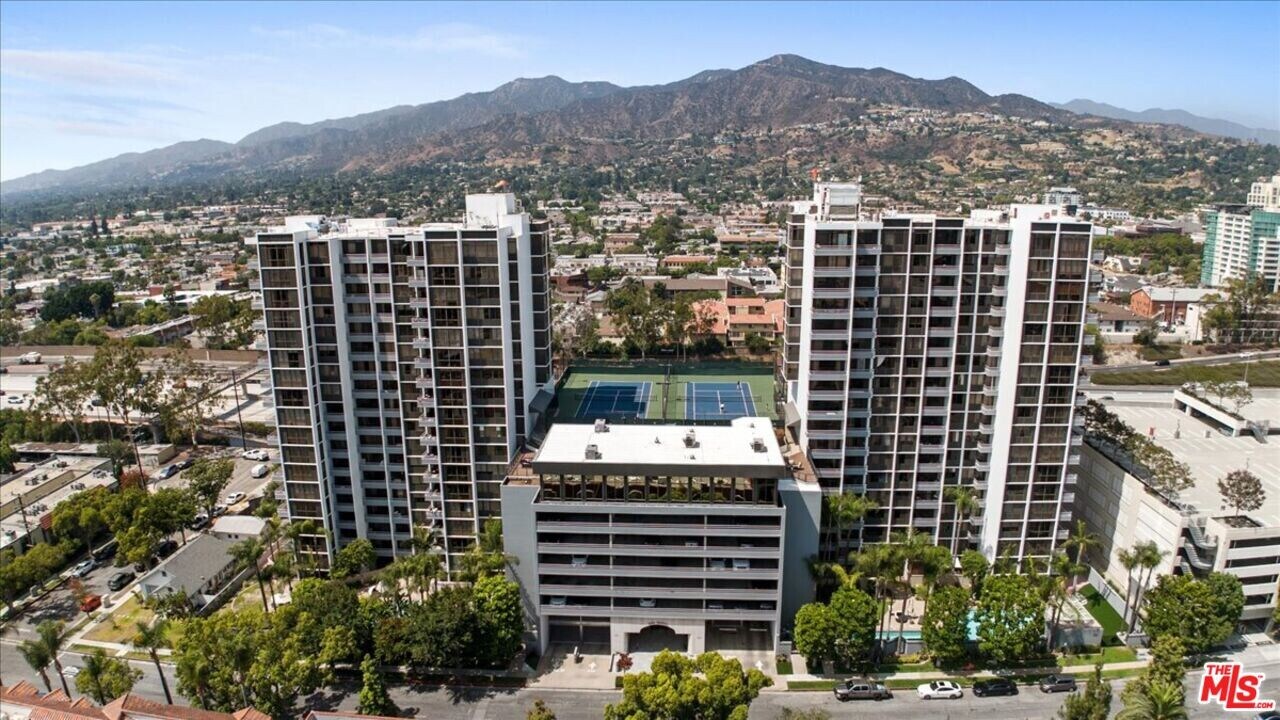 345 Pioneer Dr in Glendale, CA - Building Photo