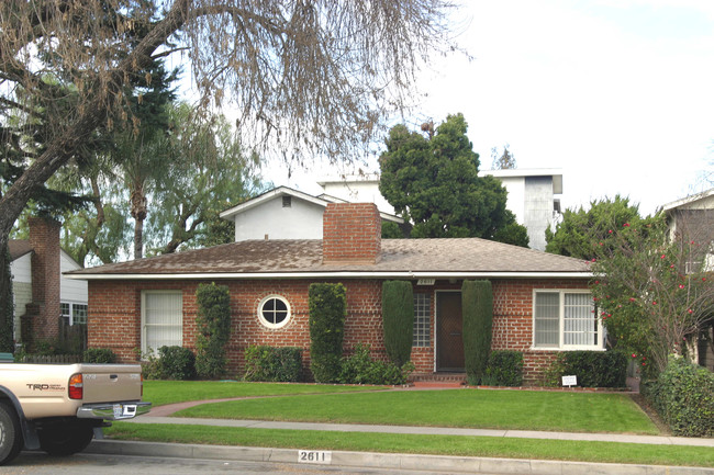 2611 W Clark Ave in Burbank, CA - Foto de edificio - Building Photo