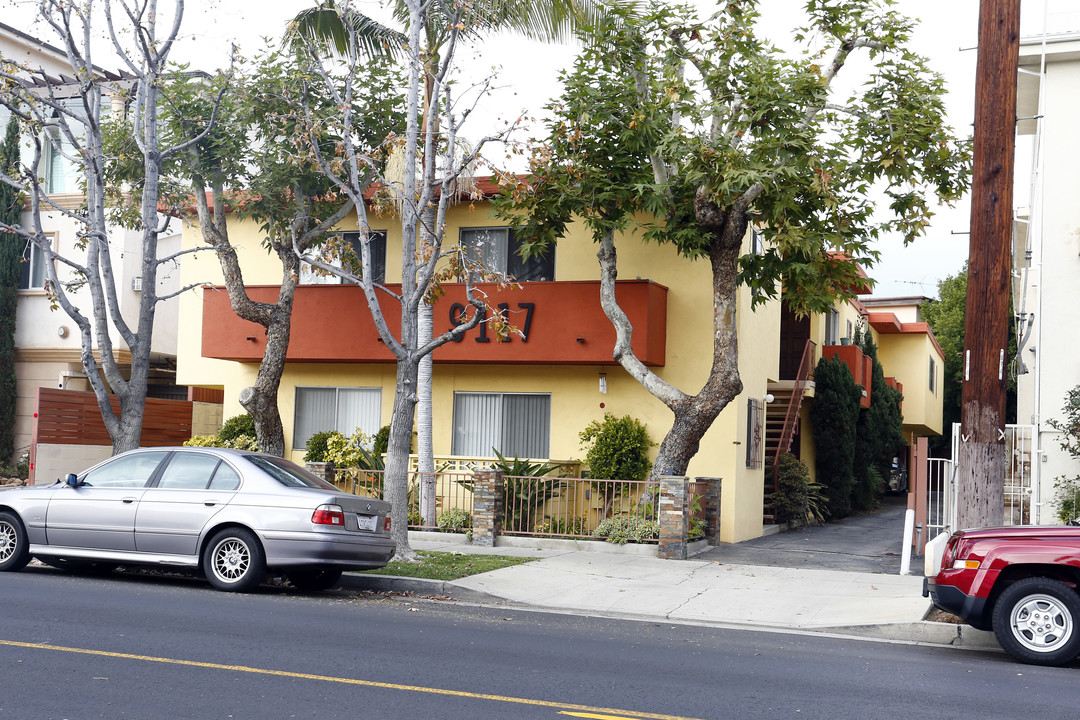 9117 National Blvd in Los Angeles, CA - Building Photo