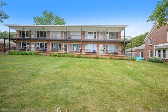 5375 Cooley Lake Rd, Unit 3 in Waterford, MI - Building Photo - Building Photo