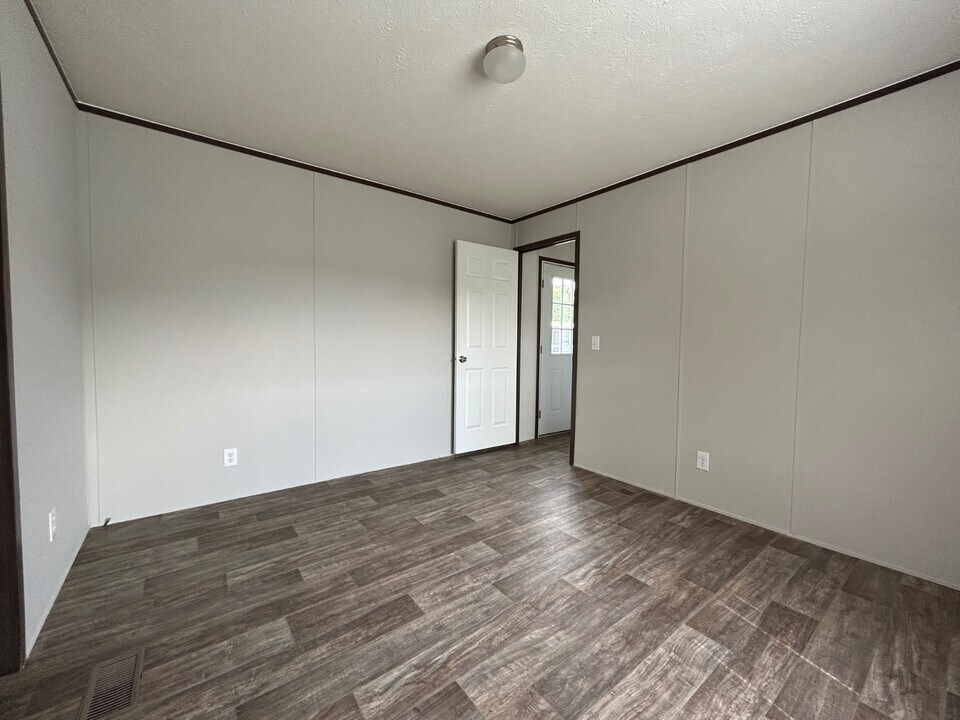 733 Ascot Cir in Almont, MI - Building Photo
