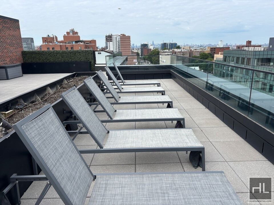 NORTHERN BOULEVARD in Queens, NY - Building Photo