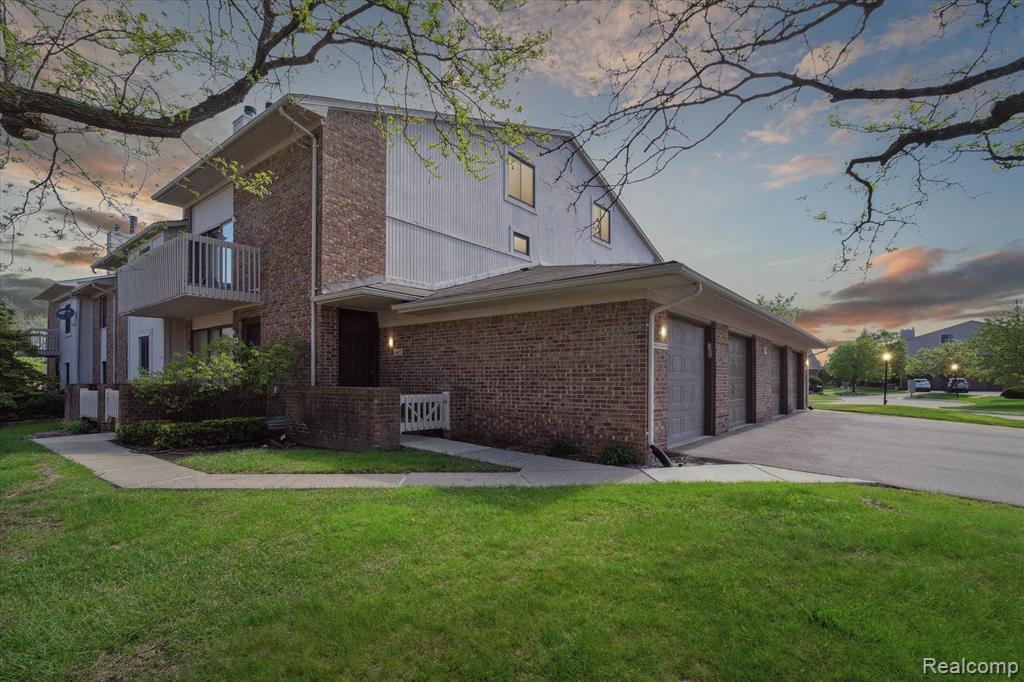 6677 Maple Lakes Dr in West Bloomfield, MI - Foto de edificio