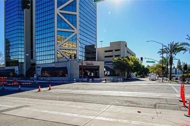 600 W 3rd St in Santa Ana, CA - Foto de edificio - Building Photo