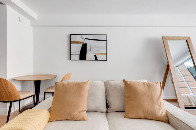 340 E 51st St in New York, NY - Foto de edificio - Building Photo