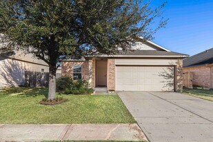 7014 Hazelnut Ln in Baytown, TX - Building Photo