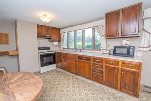 137A Kingstown Rd in Narragansett, RI - Building Photo