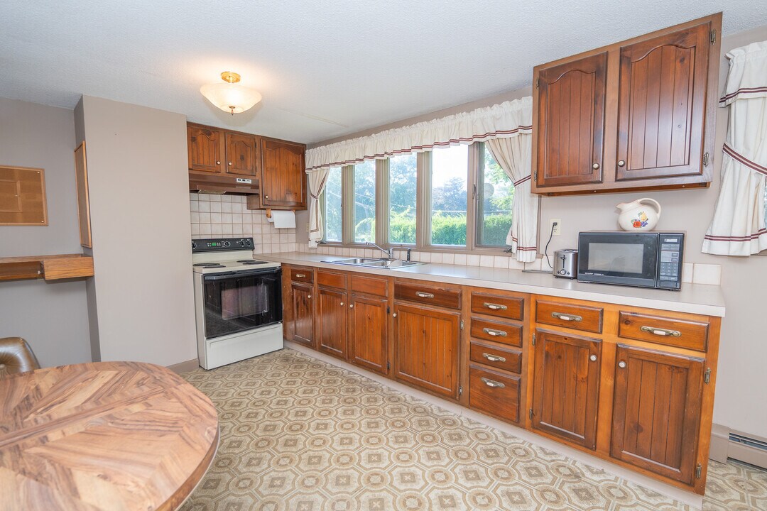 137A Kingstown Rd in Narragansett, RI - Building Photo