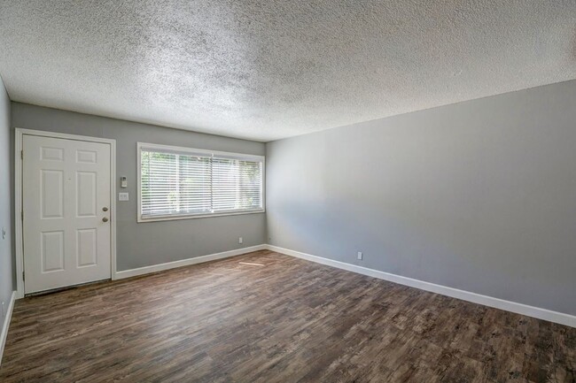 Juniper Garden Apartments in Redding, CA - Building Photo - Building Photo