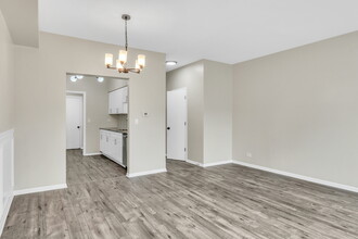 1625 Woodcrest Cir in Mundelein, IL - Building Photo - Building Photo
