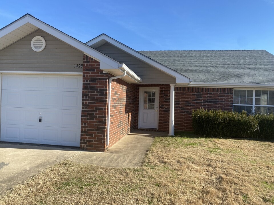 1429 Azalea Dr in Clarksville, AR - Building Photo