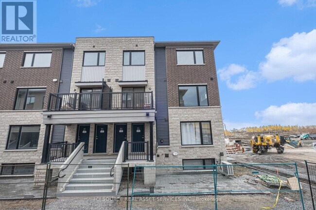 801 Glenroy Gilbert Dr in Ottawa, ON - Building Photo - Building Photo