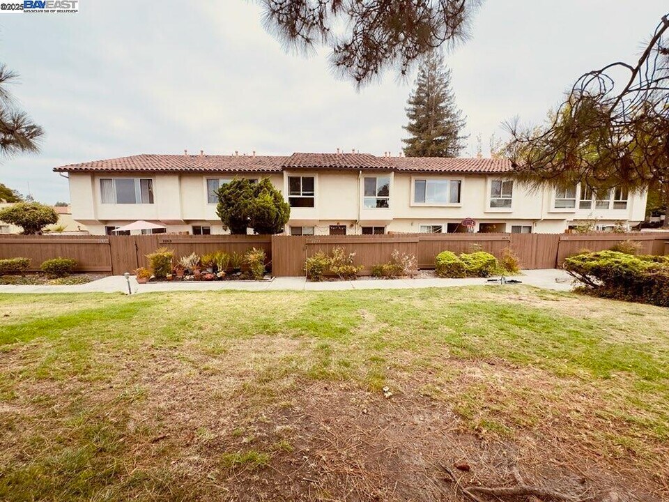 2253 Kalenda Common in Fremont, CA - Building Photo