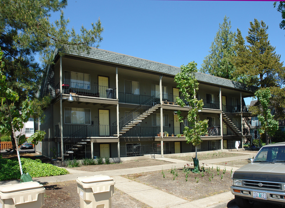 Lennon Apartments in Corvallis, OR - Building Photo