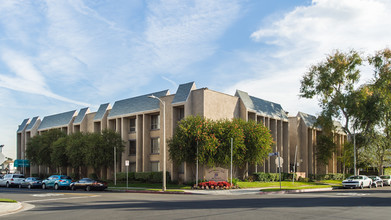 Independence Park Apartments in Canoga Park, CA - Building Photo - Building Photo