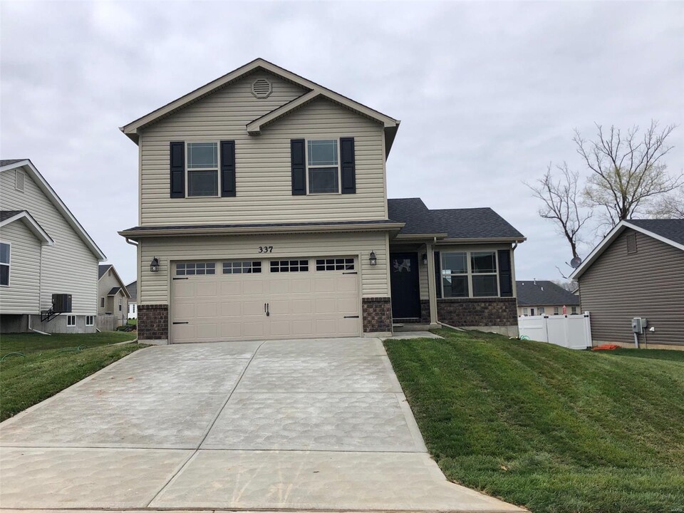 337 Touchdown Dr in Foristell, MO - Building Photo