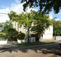 1090 NE 129th St in North Miami, FL - Building Photo - Building Photo