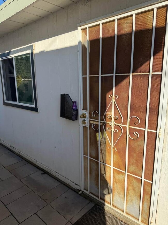 1416 L Ave in National City, CA - Foto de edificio - Building Photo