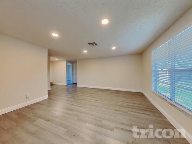 15936 Winding Dr in Tampa, FL - Building Photo - Building Photo