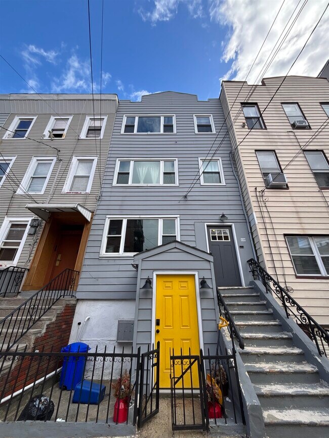 339 4th St in Jersey City, NJ - Building Photo - Building Photo