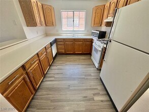 1375 E Hacienda Ave in Las Vegas, NV - Building Photo - Building Photo