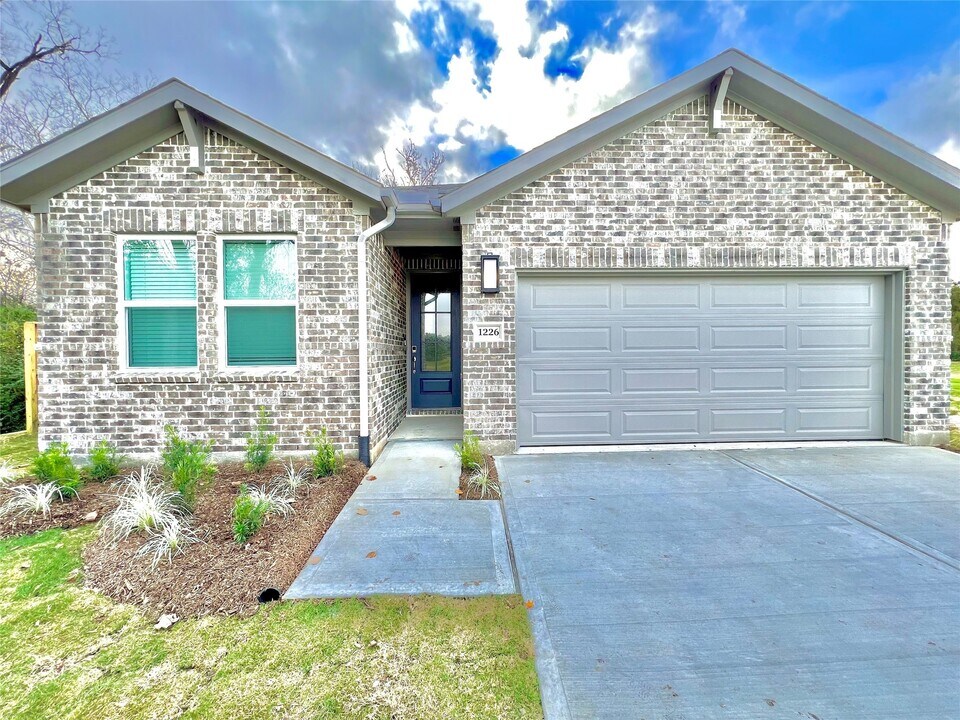 1226 Mattinson Rae Ct in Tomball, TX - Building Photo