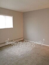 4912 Douglas Rd in Toledo, OH - Building Photo - Building Photo