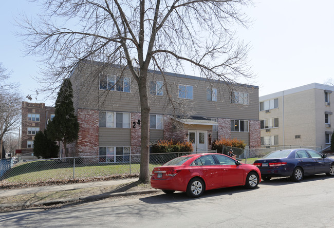 2401 Garfield Ave S in Minneapolis, MN - Foto de edificio - Building Photo