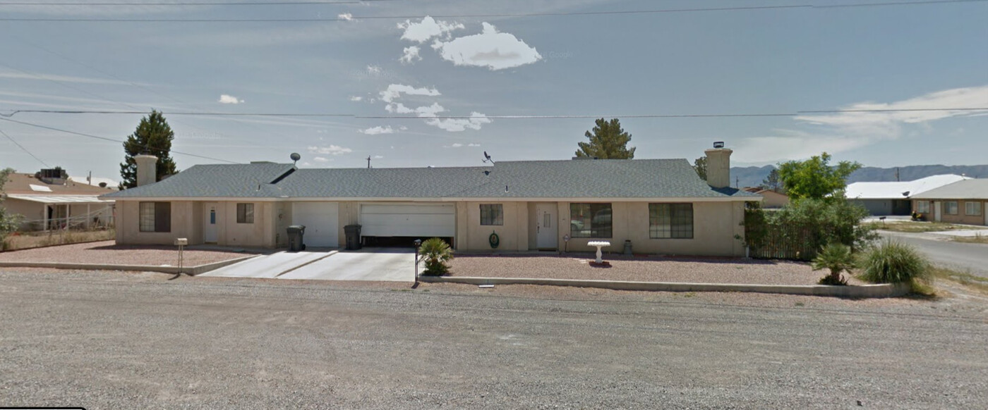 1013 E Calvada Blvd, Unit 1 in Pahrump, NV - Foto de edificio