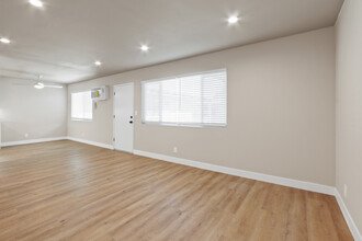 15962 S Myrtle Ave in Tustin, CA - Foto de edificio - Building Photo