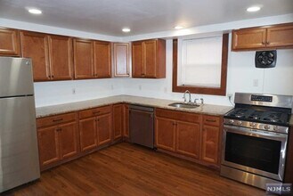 235 Orient Wy, Unit 3C in Lyndhurst, NJ - Building Photo - Building Photo