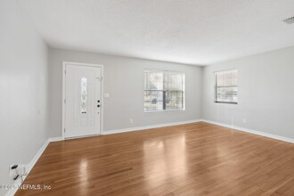 641 Mandalay Rd in Jacksonville, FL - Foto de edificio - Building Photo
