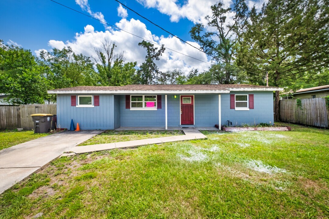 7080 Jacqueline Ct in Jacksonville, FL - Foto de edificio