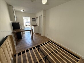 1725 Hayes St in Hollywood, FL - Building Photo - Building Photo