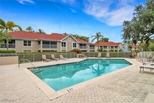 9836 Luna Cir in Naples, FL - Building Photo