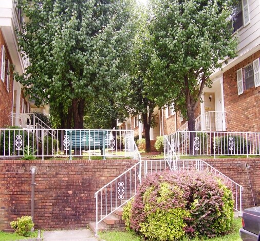 Chapel Hill Apartments in Vestavia Hills, AL - Foto de edificio - Building Photo