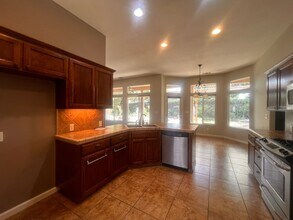 2203 N Carson Ct in Visalia, CA - Foto de edificio - Building Photo