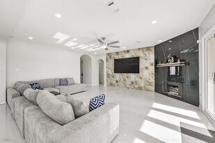 2315 Bending Spring Dr in Pearland, TX - Building Photo