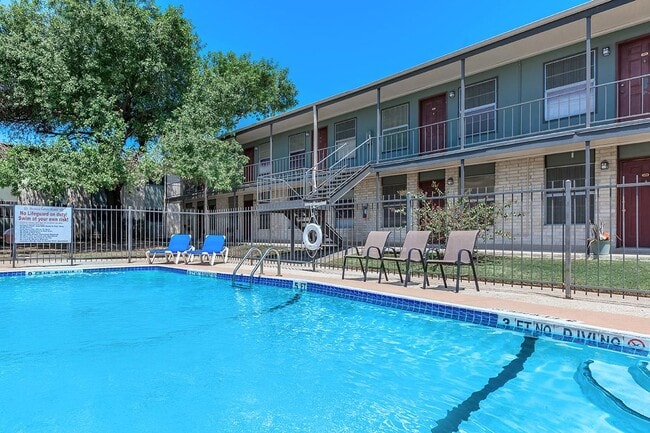 Bronco Apartments in San Antonio, TX - Foto de edificio - Building Photo