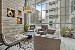 100 Cutter Mill Rd, Unit 4G in Great Neck Plaza, NY - Building Photo