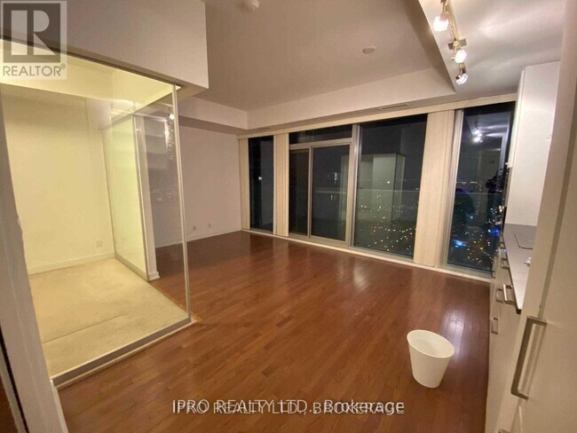 14-4414 York St in Toronto, ON - Building Photo - Building Photo