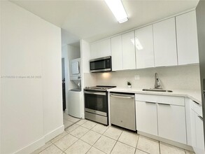 8051 S Colony Cir in Tamarac, FL - Building Photo - Building Photo