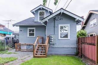 3737 Tacoma Ave S in Tacoma, WA - Foto de edificio - Building Photo